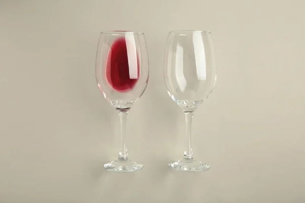 Gläser Mit Rotwein Liegen Auf Grauem Grund Flache Lage — Stockfoto