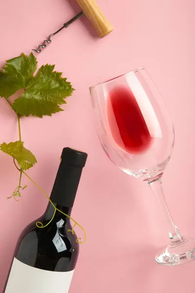 Weinflasche Mit Weinglas Und Korkenzieher Auf Rosa Hintergrund Liegend Vertikales — Stockfoto