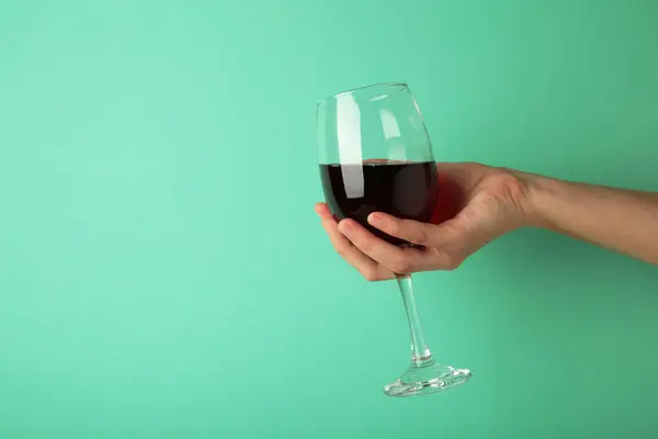 Junges Mädchen Mit Einem Glas Leckeren Rotweins Auf Rosa Hintergrund — Stockfoto