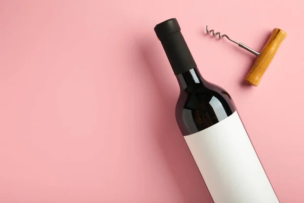 Flasche Mit Rotwein Und Korkenzieher Auf Rosa Hintergrund Raum Für — Stockfoto
