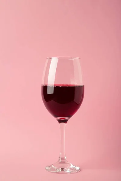 Glas Rotwein Auf Rosa Hintergrund Vertikales Foto Ansicht Von Oben — Stockfoto