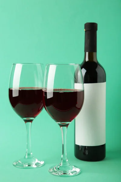 Botella Vino Copa Vino Sobre Fondo Menta Foto Vertical Vista — Foto de Stock