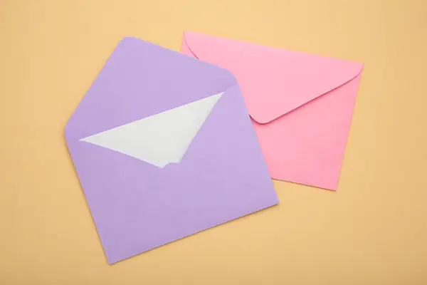Mockup Met Roze Paarse Enveloppen Beige Achtergrond Bovenaanzicht — Stockfoto