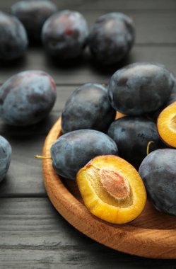 Tahta tabakta taze erikler, siyah ahşap arka planda. Üst görünüm