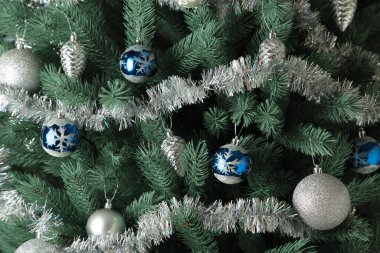 İçinde mavi ve gümüş oyuncaklar olan Noel ağacı. Gümüş ve mavi desenli Noel kartı. Mutlu yıllar. Üst görünüm