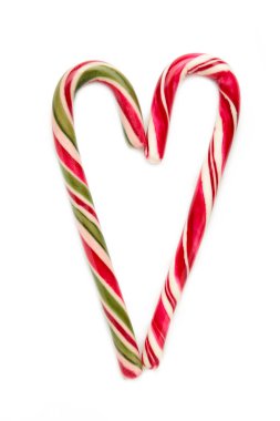 Beyaz arka planda izole edilmiş güzel bir Noel şekeri kalbi. Üst görünüm