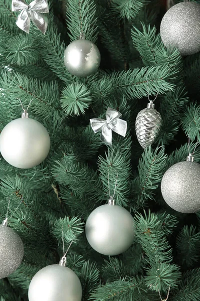 Kerstboom Met Zilveren Ballen Kerstkaart Met Witte Zilveren Decor Bovenaanzicht — Stockfoto