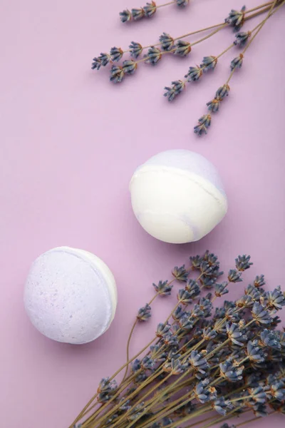 Natuurlijke Cosmetica Handgemaakte Lavendelbadbommen Lavendelbloemen Paarse Achtergrond Verticale Foto — Stockfoto