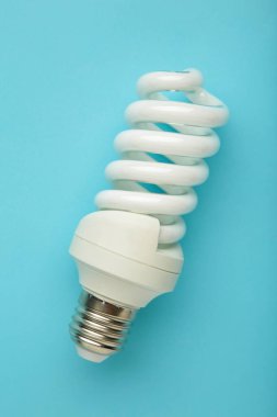 Mavi arka planda ampul. Mesaj için yer var. Üst görünüm