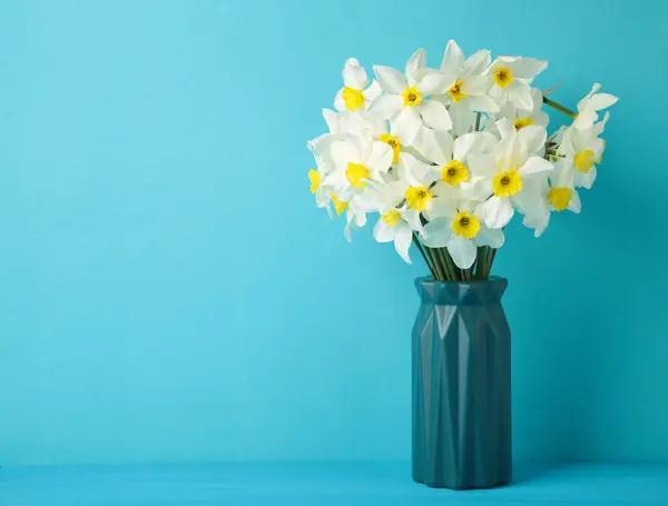 Voorjaar Pasen Achtergrond Met Narcissen Boeket Vaas Blauwe Achtergrond Bovenaanzicht — Stockfoto