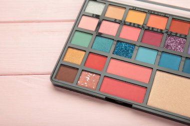 Moda olan profesyonel makyaj için göz gölgeleri farklı renklerde. Pembe arka planda gölge paleti. Üst görünüm