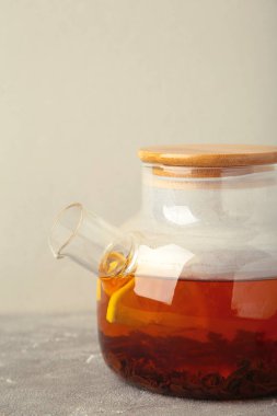 Gri arka planda limonlu siyah çay. Üst görünüm