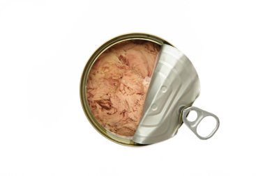 Konserve ton balığı beyaz arka planda izole edilmiş. Üst görünüm