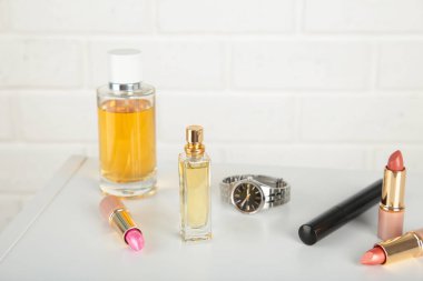 Makyaj seti hafif arka plandaki hafif tuvalet masasında. Üst görünüm