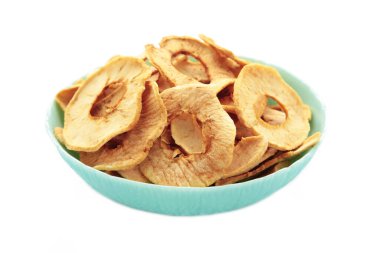 Beyaz arka planda izole edilmiş nane tabaktaki kurumuş elmalar. Üst görünüm