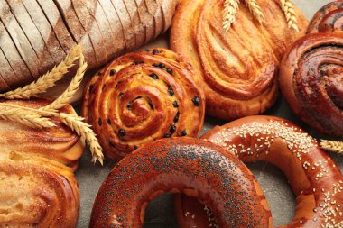 Fırın, çeşitli ekmek çeşitleri. Ekmek, simit, tatlı çörek. Üst görünüm