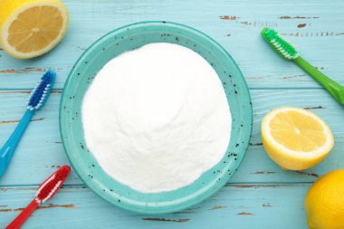 Diş fırçası ve kabartma tozu mavi arka planda temizlenecek. Üst görünüm