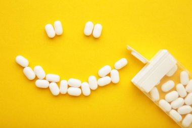 Beyaz nane şekeri sarı arka planda bir gülümseme şeklinde yatar. Üst görünüm