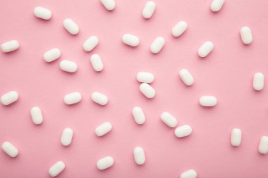 Pembe arka planda nefis nane şekerleri, üst manzara.