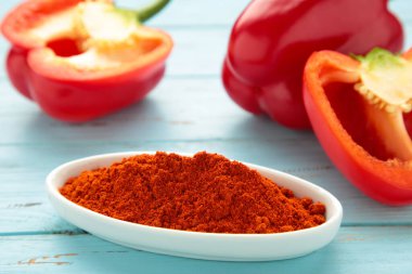 Mavi arka planda kırmızı biberli paprika tozu. Üst görünüm