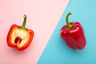 Pembe ve mavi arka planda kırmızı biber. Metin için boşluk