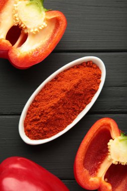 Mavi arka planda kırmızı biberli paprika tozu. Üst görünüm