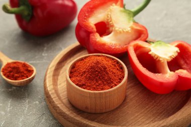 Gri arka planda taze kırmızı biberli paprika tozu. Üst görünüm