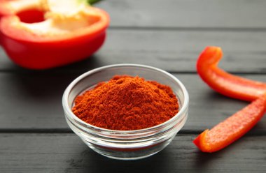 Mavi arka planda kırmızı biberli paprika tozu. Üst görünüm