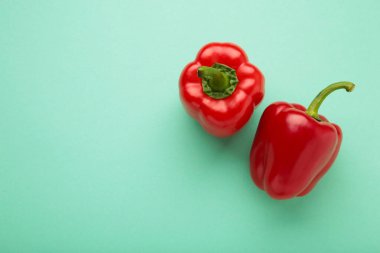 Nane arkaplanda kırmızı biber. Mesaj için yer var. Üst görünüm