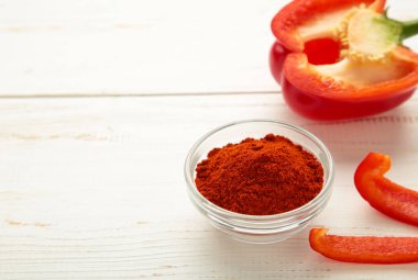 Beyaz arka planda taze kırmızı biberli paprika tozu. Üst görünüm