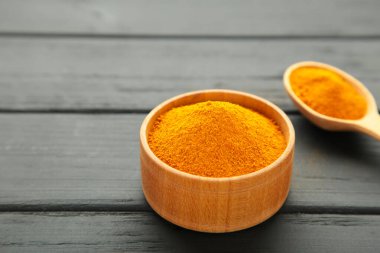 Siyah zemin üzerinde kuru zerdeçal tozu (curcuma longa linn). Üst görünüm