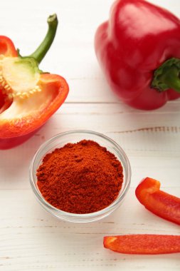 Beyaz arka planda taze kırmızı biberli paprika tozu. Üst görünüm