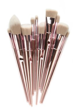 Makyaj fırçaları beyaz arka planda izole edilmiş. Üst görünüm