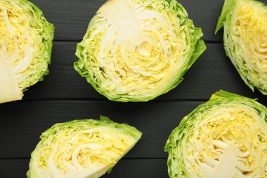 Lahananın yarısı siyah ahşap arka planda. Üst görünüm