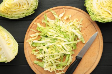 Siyah ahşap arka planda yeni kesilmiş lahanalar. Üst görünüm