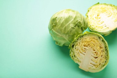 Nane arkaplanda yeşil lahana. Üst görünüm