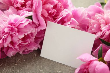 Gri arka planda pembe şakayık desenli beyaz tebrik kartı. Üst görünüm