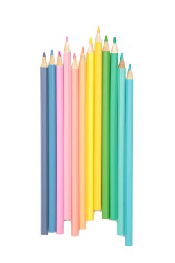 Pastel renkli kalemler beyaz arka planda izole edilmiş. Üst görünüm