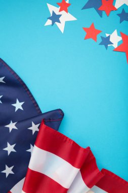 4 Temmuz 'u kutlamak için beyaz, mavi ve kırmızı madalyalar. Mavi arka planda kağıt yıldızı olan Amerikan bayrağı. Metin için boşluk