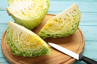 Mavi ahşap arka planda kesilmiş lahanalar. Üst görünüm