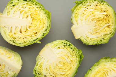 Gri arka planda taze kesilmiş lahanalar. Sağlıklı yiyecekler. Üst görünüm