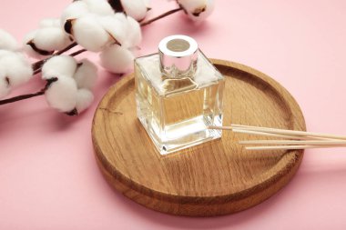 Pembe arka planda pamuk kamış ayırıcı. Üst görünüm