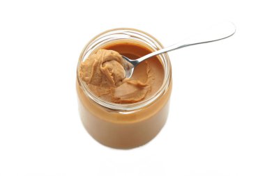 Beyaz arka planda izole edilmiş bir kavanoz fıstık ezmesi. Dosya kırpma yolu içeriyor. Üst görünüm
