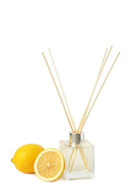 Reed difüzör ve limonlar beyaz arka planda izole edilmiş. Üst görünüm