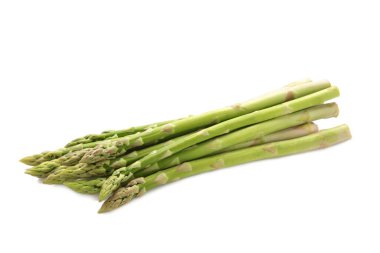 Beyaz arka planda taze yeşil kuşkonmaz. en üstteki görünüm