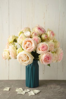 Vazoda bir buket yumuşak beyaz gül. Çiçekli, güllerle dolu bir hayat. Üst görünüm