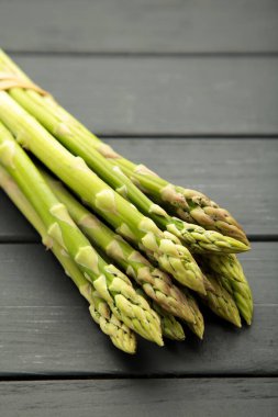 Siyah arka planda taze yeşil kuşkonmaz. Sağlıklı gıda konsepti. Üst görünüm