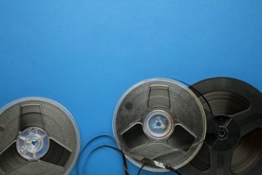 Mavi arka planda film makarası. Mesaj için yer var. Üst görünüm