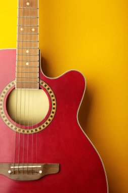 Sarı arka planda kırmızı gitarın ayrıntıları. Mesaj için yer var. Üst görünüm