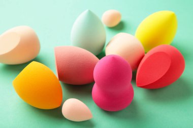 Nane arkaplanda güzellik blenderi. Makyaj ürünleri. Güzellik konsepti. Üst görünüm